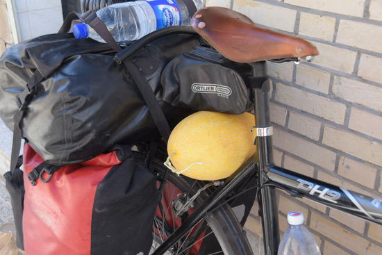 Mein Fahrrad ist voll. Nein, ich kann die Melone nicht auch noch mitnehmen. Sie wird mir trotzdem - im wahrsten Sinne des Wortes - untergeschoben