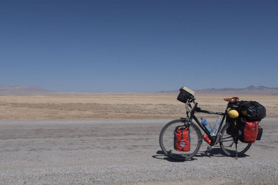 Weit und breit nichts außer der Straße, meinem Fahrrad, der Wüste und mir (hinter der Kamera)
