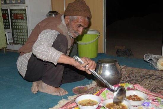 Gastfreundschaft in der Wüste - der Mann ist 58 Jahre als, drei Jahre älter als ich... Ich will hierzu jetzt keine unpassenden Kommentare hören