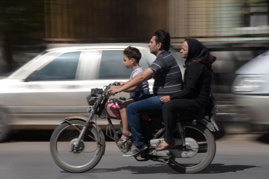 Wie viele Menschen passen auf ein Moped? Drei?