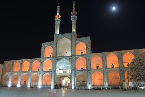 Aber nicht alles, was wie Moschee aussieht, ist auch eine Moschee - das hier ist der Eingang zu eine Basar- und Geschäftsbereich