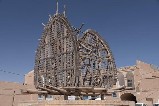 Riesige Holzgestelle stehen überall in der Stadt herum, die zu Prozessionen mit Tüchern bespannt durch den Ort getragen werden.