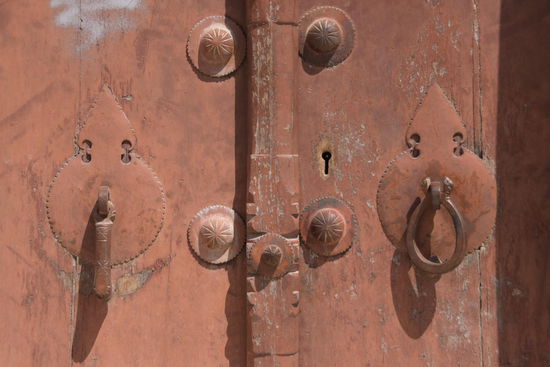 Wer klopft denn da? Geschlechtertrennung bis hin zum Türklopfer - links für Männer, rechts für Frauen. Der Klang macht den Unterschied