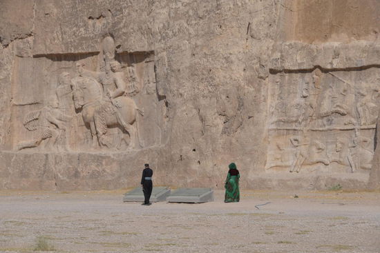 sehr detailreiche Reliefs, die die Geschichte illustrieren und dreisprachig in Kleinschrift beschreiben (was war zu dieser Zeit eigentlich gerade bei uns so los?)