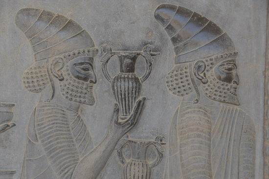 Vor allem sind es aber die unglaublich fein und detailreichen Reliefs, die die Wände schmücken und so hervorragend die Jahrtausende überstanden haben