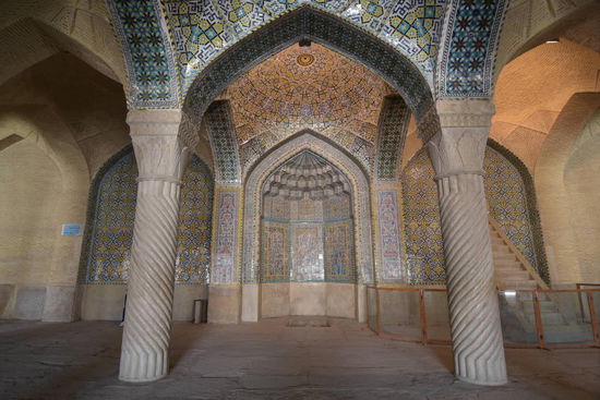 Von außen wie von innen wirkt die Vakil-Moschee sehr schlicht im Vergleich mit vielen anderen Gotteshäusern, die ich bisher gesehen habe. Eine Besonderheit ist die Treppe rechts: Sie hat 14 Stufen und ist aus einem einzigen Marmorblock gefertigt - einzigartig im Iran