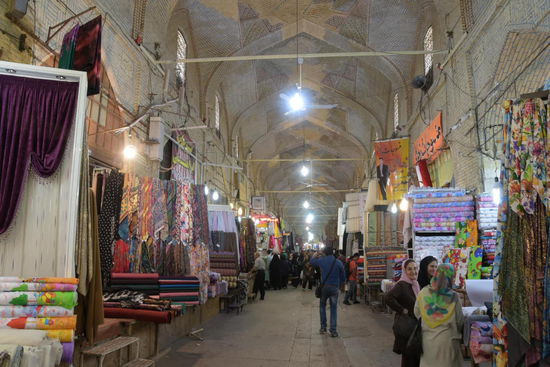 Die zehn Meter hohen Ziegelgewölbe sorgen trotz der Hitze draußen für ein angenehmes Raumklima im Basar