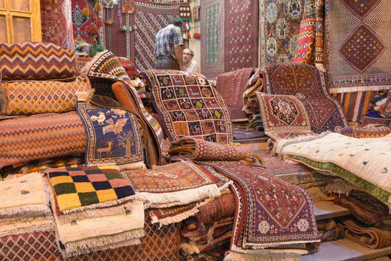 Unvermeidliche natürlich auf die vielen Teppichhändler. Aber auch sonst bekommt man alles was das Herz begehrt.