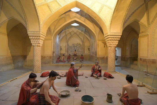 Muss das denn sein, die historischen Räume mit ziemlich naiv ausstaffierten Puppen zu dekorieren?