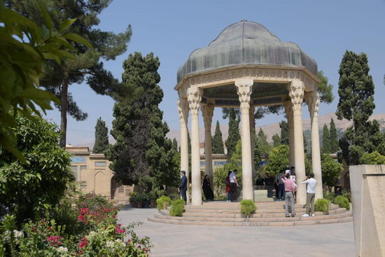 Über dem Marmorsarg des Dichters Hafez wurde diese Gedenkstätte errichtet und ist ein richtiger Wallfahrtsort für die Iraner