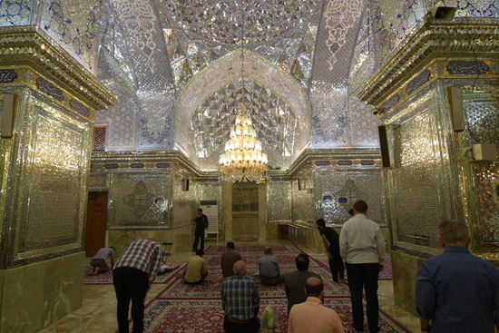 Überall sind Gläubige Moslems im Gebet versunken und lassen sich auch nicht von den wenigen Touristen stören