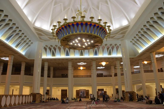 Einen architektonischen Kontrapunkt setzt der neue Erweiterungsbau für 10.000 Menschen - der Kronleuchter wiegt vier Tonnen. Wollen mal hoffen, dass Statik und nicht Gottvertrauen bei der Planung im Spiel waren