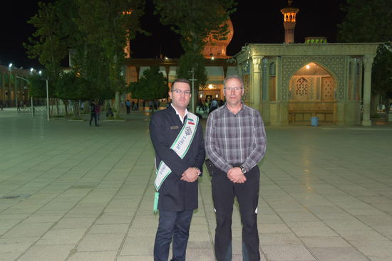 Die Stimmung war nicht halb so steif wie das Bild. Zusammen mit anderen "Offiziellen" hatten wir noch viel Spaß