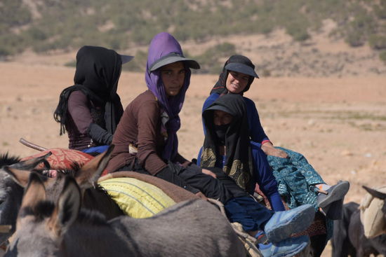 ...gefolgt von den Frauen auf den Eseln...