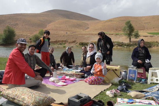 Für so einen Familienausflug gibt es kaum etwas Interessanteres als einen deutschen Radfahrer als Gast auf der Decke