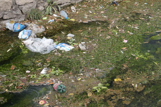 Aber nur 50m weiter ist der Fluss von den vielen Ausflüglern schon total vermüllt und auch eine nahe Forellenzucht trägt nicht zur Verbesserung der Wasserqualität bei.