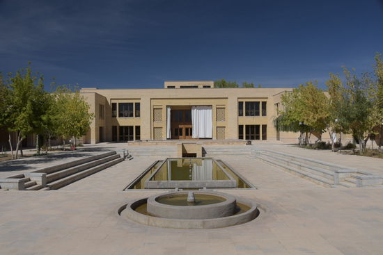 Eine eher schlicht gehaltene Gedenkstätte mit einem angegliederten größeren Schulungs- und Tagungskomplex