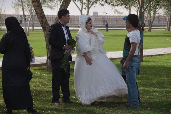 Hochzeitsgesellschaft am Straßenrand mit Musik, Gesang und Tanz - plötzlich ist Schluss und alle eilen zu den Autos und brausen mit Hupkonzert davon - andere Länder, andere Sitten