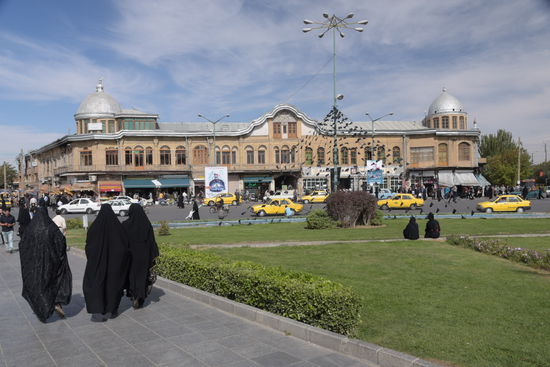 Der Meydan-e Emam Khomeini ist das Zentrum der Stadt. Er wurde Anfang des 20. Jahrhunderts von einem deutschen Architekten entworfen und ist bis heute weitgehend unverändert - ob es die Ratten damals hier schon gab, weiß ich allerdings nicht