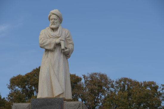 Auch nach mehr als 1000 Jahren unvergessen und hochverehrt, der Arzt und Universalgelehrte Ibn Sina - nicht nur diese Statue, sondern auch ein monumentales Denkmal erinnern an ihn