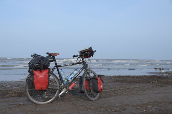 Am Strand des Südufers des Kaspischen Meeres angekommen