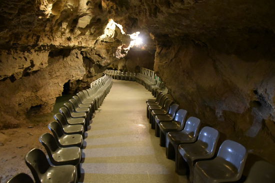 Zum Glück ist in der Nachsaison nichts mehr los - endlose Sitzreihen vor dem Einbooten, die heute zum Glück überflüssig sind