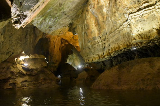 Mit dem Boot durch die Unterwelt