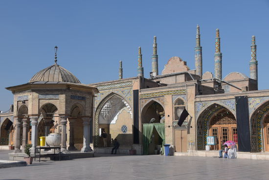 Auch Qazvin hat einen Schrein, zu dem die Gläubigen pilgern...
