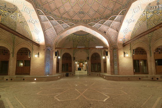 Der zentrale Platz im Innern - natürlich alles unter Kuppeldächern