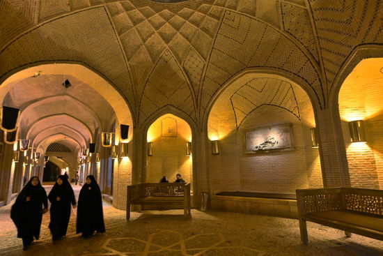 Eine Security (nicht die Drei in Schwarz) sorgt für Ordnung und Sicherheit