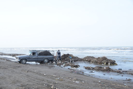 Ich glaube, Sisyphos ist der Name dieses Menschen, der sich mit dem angespülten Müll am Strand des Kaspischen Meeres abmüht
