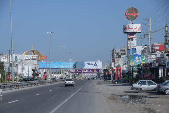 Ein fast durchgängiges Straßenbild am Kaspischen Meer - insbesondere in den Regionen mit direkter Straßenverbindung nach Teheran