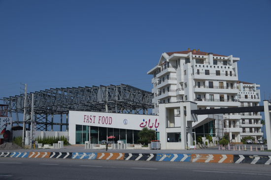 Schicke Appartementhäuser mit Blick über das Meer und direkt daneben rostet eine Investitionsruine vor sich hin, die vermutlich Opfer einer zeitweilig über 40% liegenden Inflationsrate geworden ist