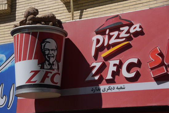 Wie das vorherige Bild schon zeigt, gibt es hier auch reichlich Fast Food. Aber Augen auf bei den Markenprodukten - hier wird alles gefälscht! Wer findet den Fehler? 