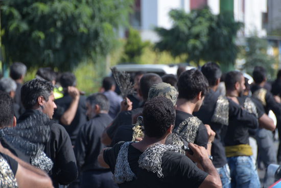 Sieht zwar martialisch aus, wie sich die Männer im Takt der Trommeln mit Kettenbündeln auf den Rücken schlagen, hat aber gleichzeitig auch einen ziemlichen Eventcharakter