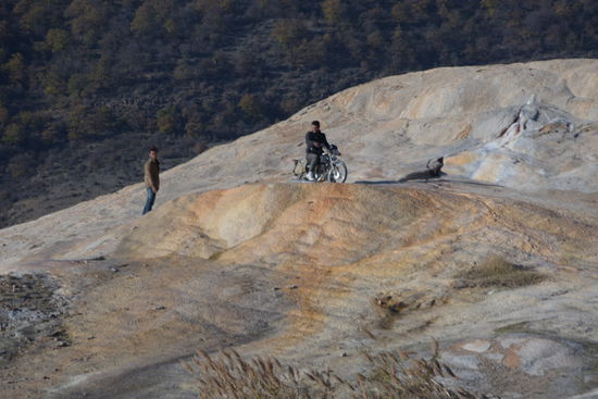 Sogar mit dem Moped fahren diese beiden bis in die Terrassen und richten damit jede Menge Schaden an