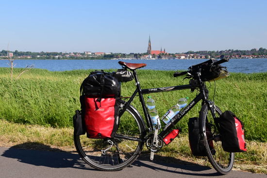 Auch die weiteste Reise beginnt mit dem ersten Schritt - nach drei Kilometern ist die Ostsee erreicht. Naja ist "nur" die Schlei aber immerhin...