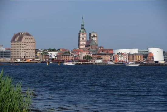 Stralsund von seiner schönsten Seite: vom Rügen-Damm. Die Stadt kenne ich recht gut und deswegen habe ich sie - bis auf ein Fischbrötchen - ausgelassen