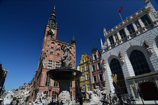 Keine Kirche, sondern das alte Rathaus. Man muss unbedingt hineingehen. Ach ja: und davor noch ein Wahrzeichen der Stadt, der Neptunbrunnen
