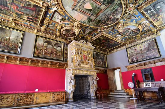 Die ganze Pracht findet sich erst im roten Saal