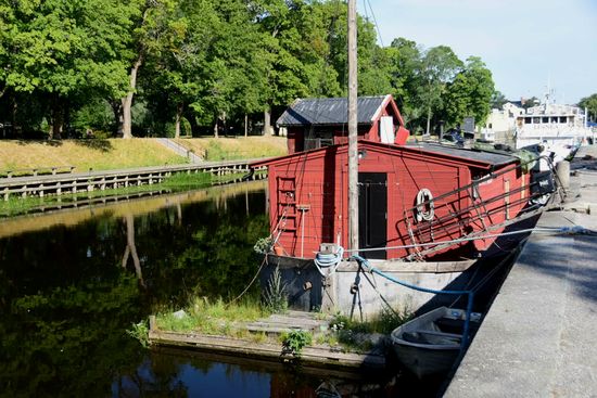 Ein sehr schöner Park zieht sich am Flussufer durch die Innenstadt und die Hausboote sorgen für ein besonderes Flair