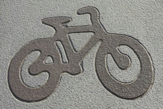 Die schönste Radwegmarkierung in Granit, die ich überhaupt je gesehen habe