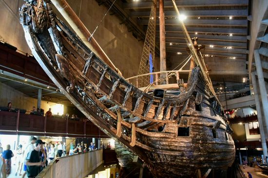 Ausgestellt wird das Kriegsschiff Vasa, das vor fast 400 Jahren bei seiner Jungfernfahrt nach 1300 m Fahrtstrecke vor dem Hafen von Stockholm sankt, 1956 wiederentdeckt wurde und zu 98% im Original erhalten ist. Ein prachtvolles und beeindruckendes Schiff in einem modernen Museum