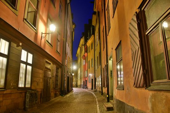 Hinter dem Königsschloss liegt die Gamla Stan mit ihren engen und verwinkelten Gassen, die nicht nur in der Nacht zum ziellosen Schlendern reizen