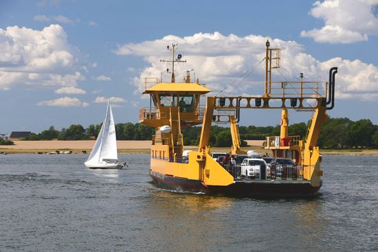 Einige der langen Fjorde kann man mit kostenlosen Fähren abkürzen