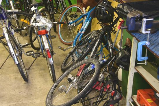 Ein ziemlich trauriger Anblick, dieser Trümmerhaufen, den ich in der Werkstatt hinterlassen habe in der Hoffnung, 24 Stunden später ein neues Hinterrad zu bekommen