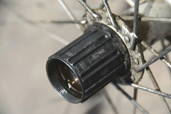 Das ist das Problem - der Freilaufkörper hat nicht nur einen Lagerschaden, sondern ist komplett gerissen. Ich habe nach wie vor die Flensburger Werkstatt im Verdacht, dass dort etwas falsch gemacht wurde, zumal die Reparatur im ersten Anlauf falsch ausgeführt wurde