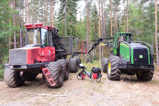 Drei Hochleistungsgeräte im schwedischen Wäldern. Von links: Forwarder, Fahrrad, Harwester