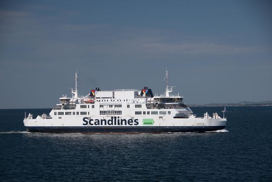 Scandlines bringt mich für kleines Geld so schnell über die neunte Grenze der Reise, dass selbst der Hotdog (was sonst, wenn man sich Dänemark nähert) und der Kaffee sehr schnell vertilgt werden wollen