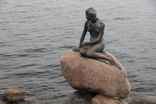 Kopenhagen geht nicht ohne einen Besuch bei der kleinen Meerjungfrau - das meinen auch ca. drei Busladungen Japaner, die morgens um 09.00 Uhr schon da sind
